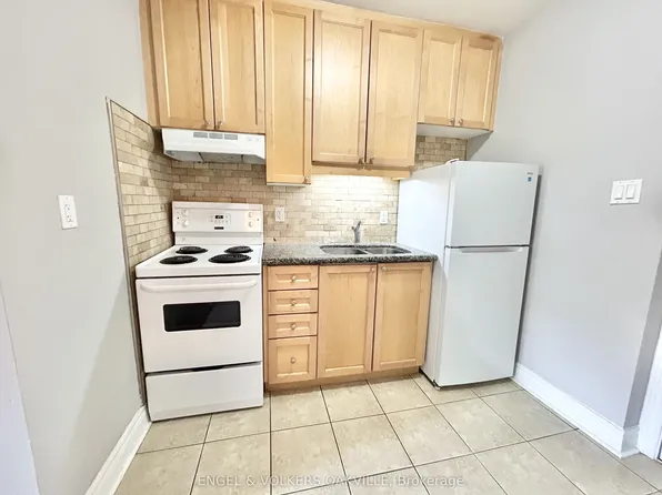 15 33rd St #109, Toronto, ON M8W 3G7