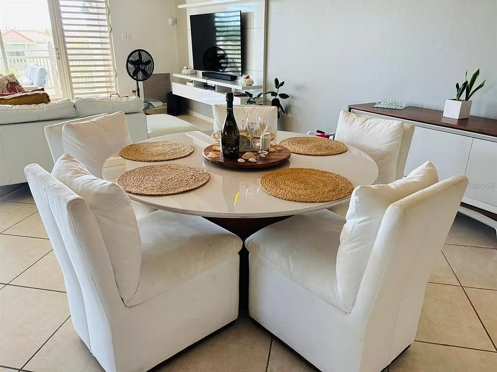 3 bed, 3.0 bath, 2127 sqft, $4,400 — Photo 4