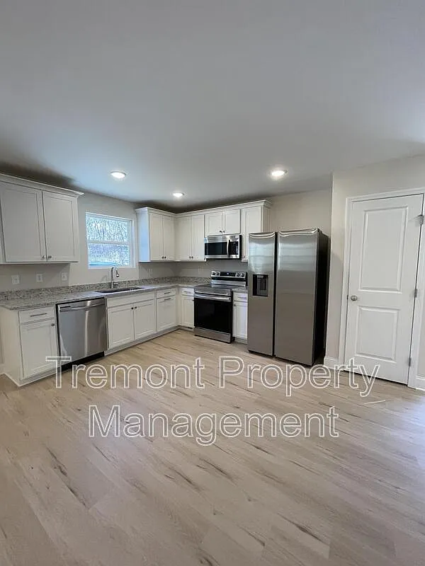 4 bed, 2.0 bath, 1350 sqft, $1,999 — Photo 2