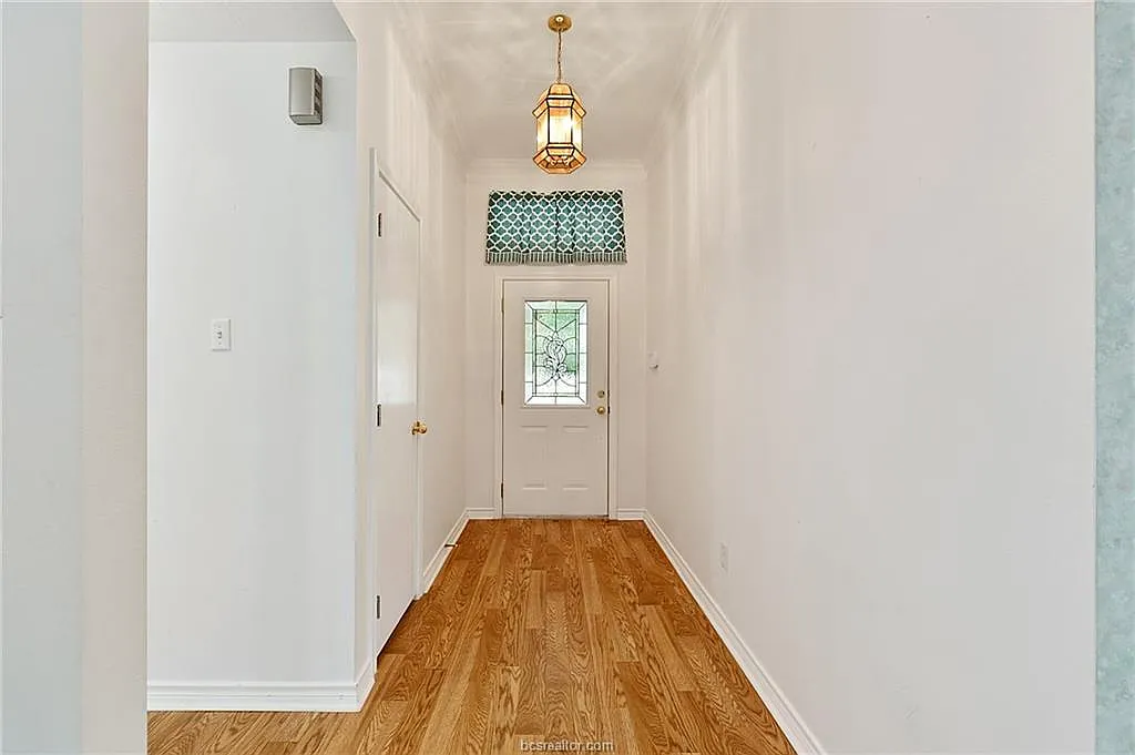 4 bed, 1601 sqft, $2,325 — Photo 2