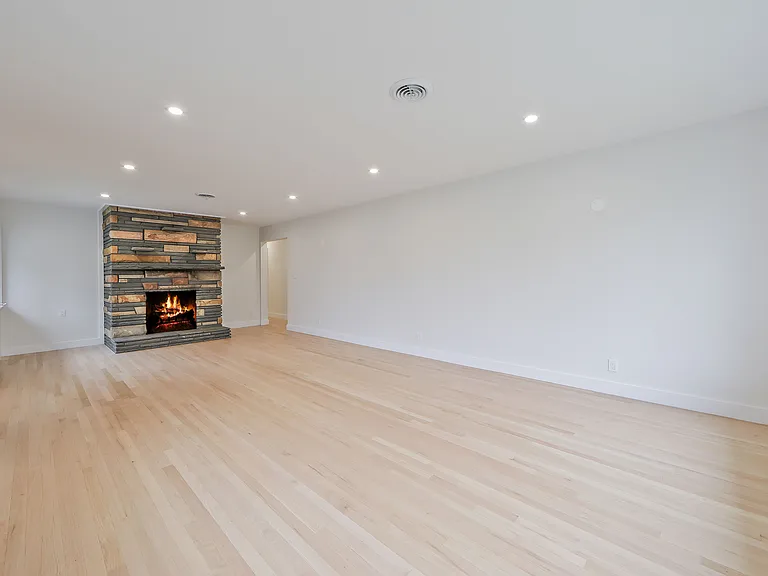 21 E Central Ave — Photo 4