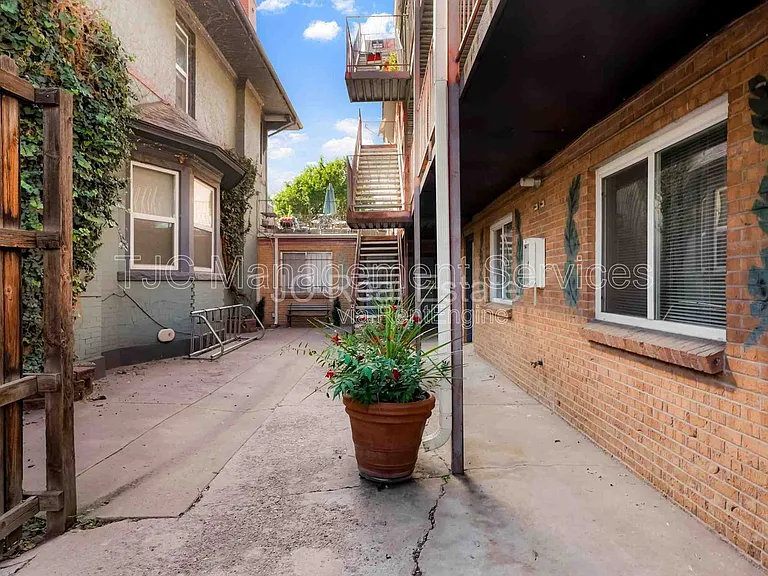1138 N Corona St #105 — Photo 4