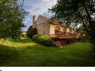 16 Rampart Dr, Wayne, PA 19087