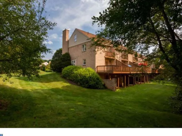 16 Rampart Dr, Wayne, PA 19087