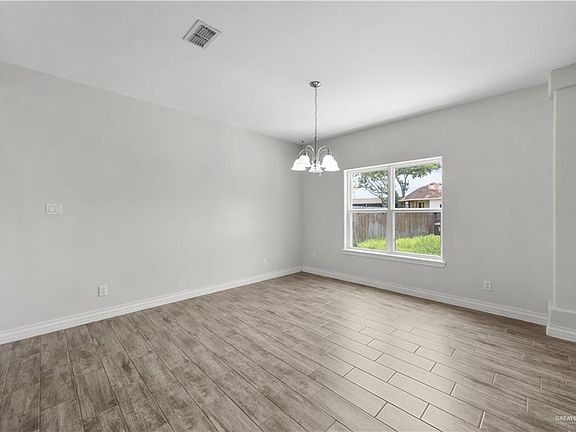 3rd image of 2711 Leslie St
