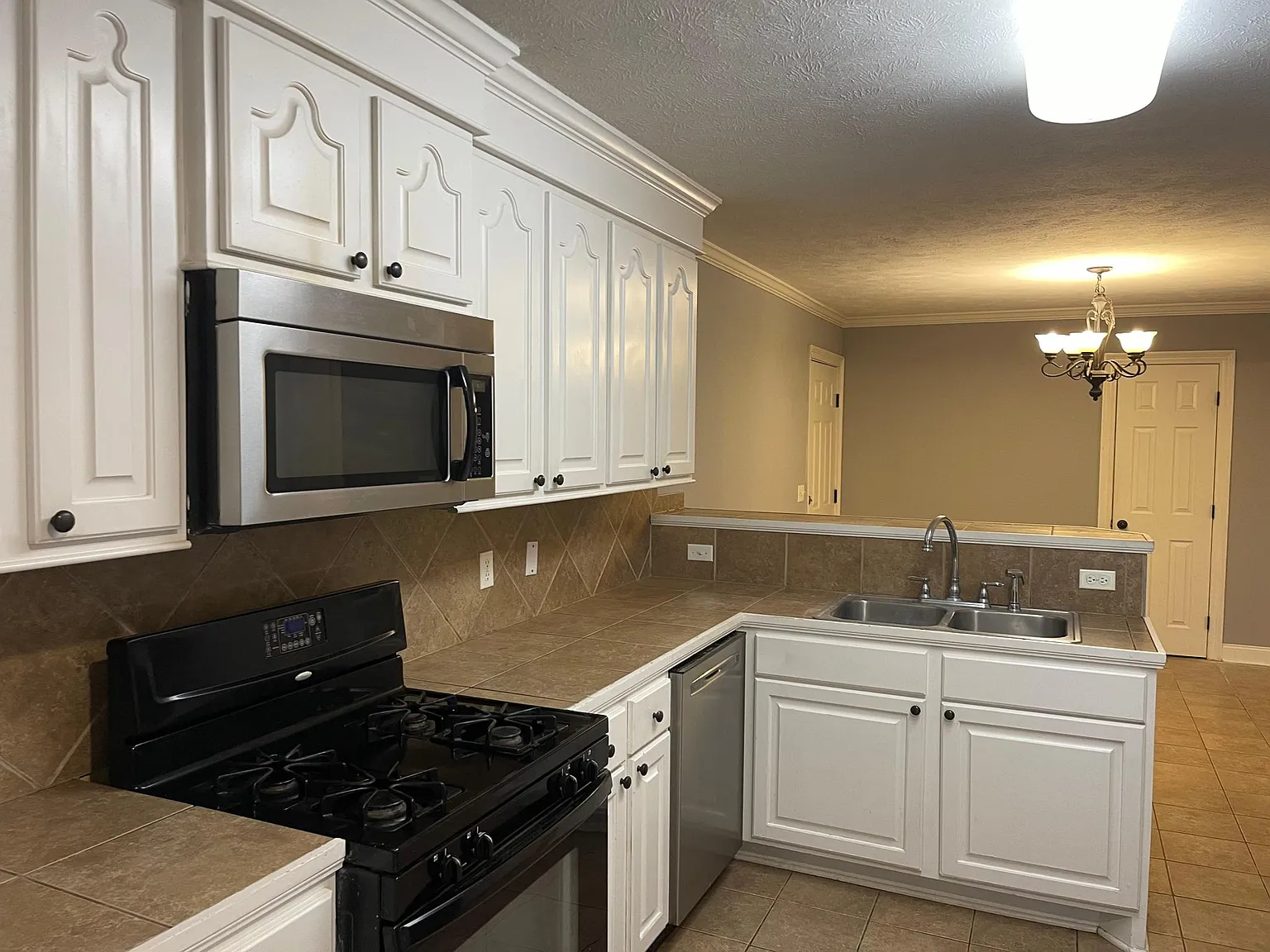 3 bed, 1550 sqft, $1,990 — Photo 3