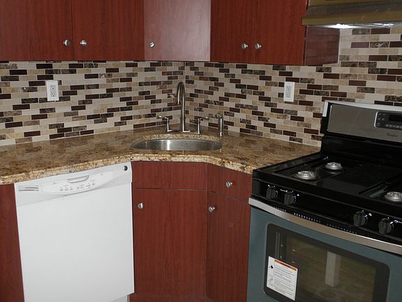 4th image of 485 McDonald Ave #2