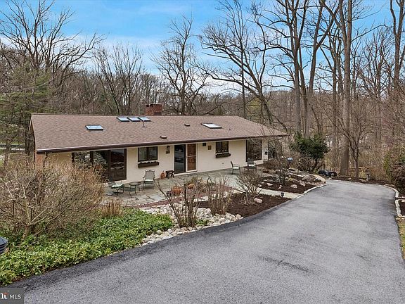3rd image of 610 Arlyn Cir