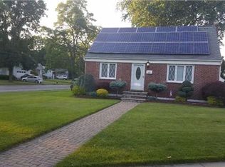 17 Cortelyou St W, Huntington Station, NY 11746