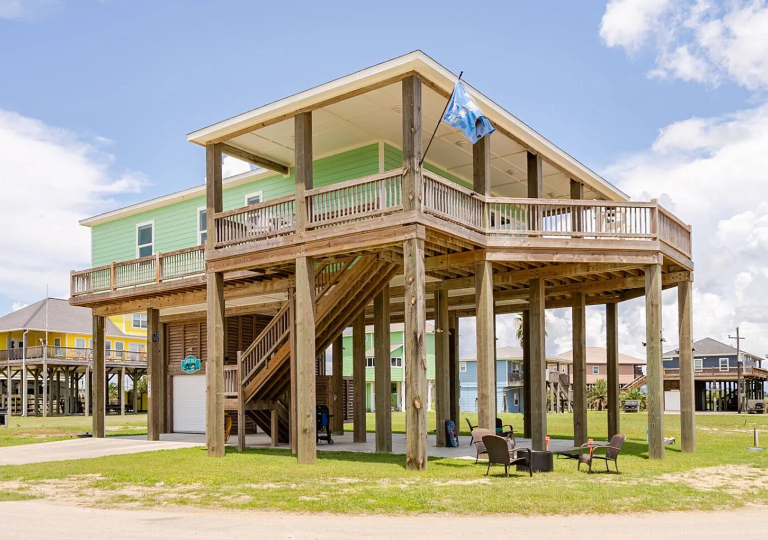 King Bed, Beach Views, The Lost Salt Surf Shack — Photo 2
