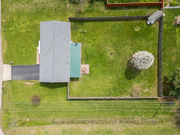 4th image of 16 Adrian Dr