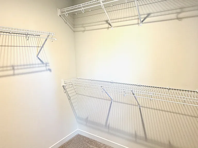Walk-in closet 2