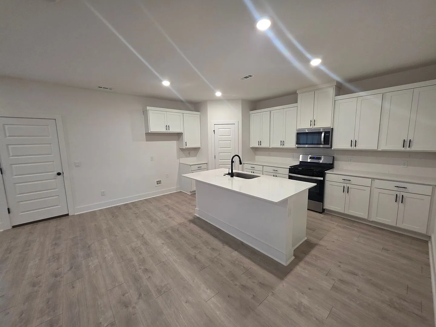 Newer 3 bedroom 2 bath home — Photo 3