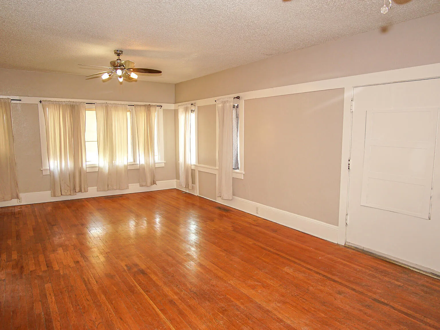 3 bed, 2.0 bath, 2336 sqft, $1,995 — Photo 3