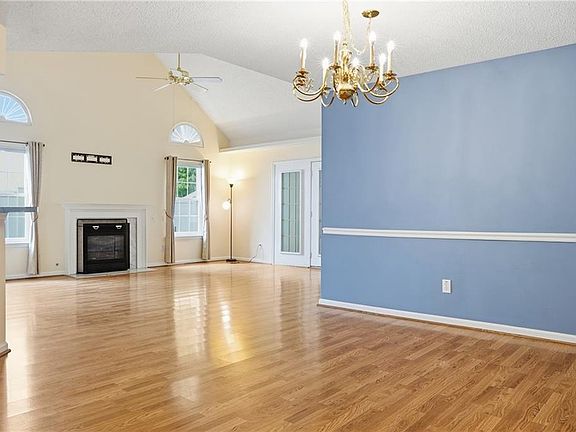 5th image of 891 Holbrook Dr