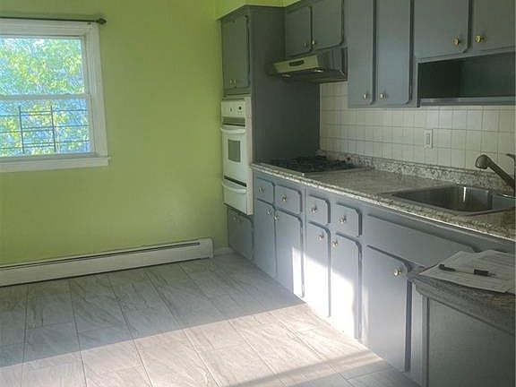 3rd image of 580 Bellevue Ave N
