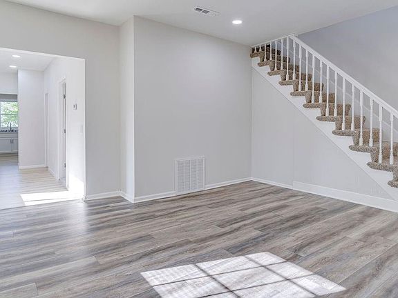 5th image of 407 Olive St