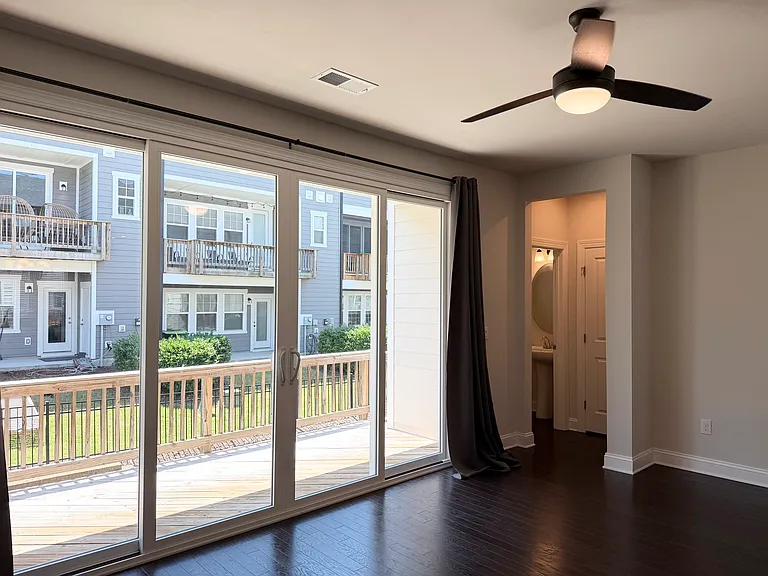 1065 Larabee Ln — Photo 15