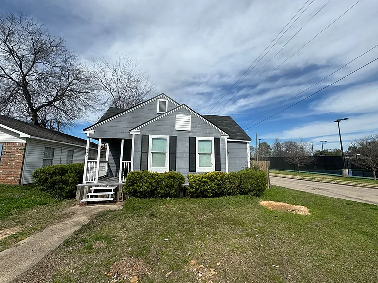 270 E Linden St — Photo 2