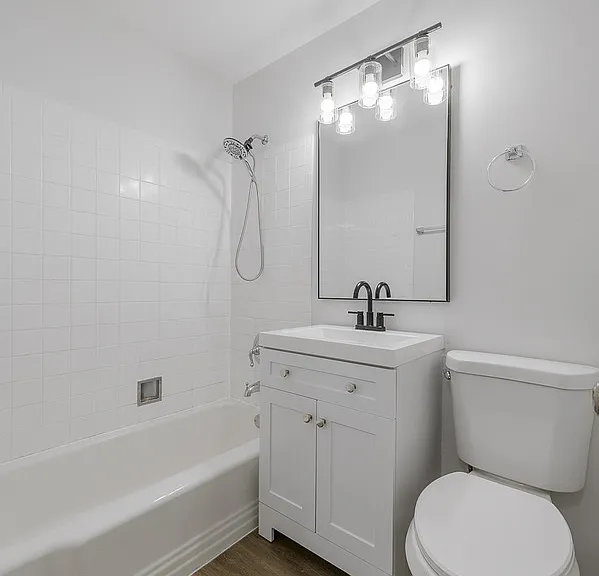 325 E Lake St — Photo 11