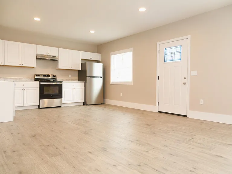 412 W Maple St — Photo 3