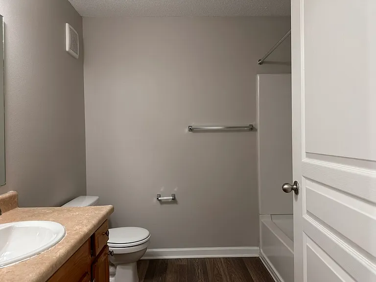 Full bath in Hallway