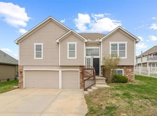 302 Eagle Glen Ct, Raymore, MO 64083