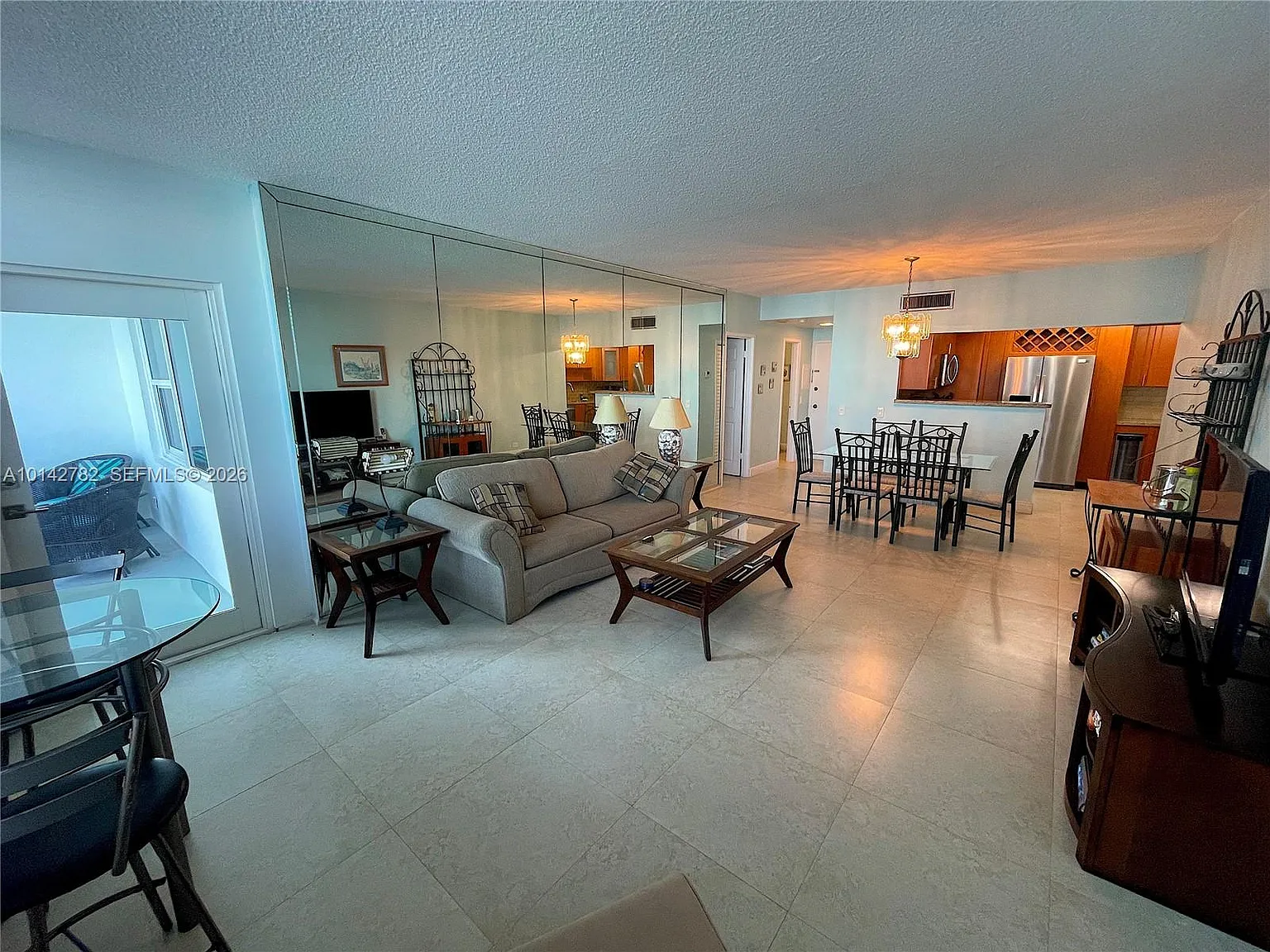 Alexander Towers Condo — Photo 4