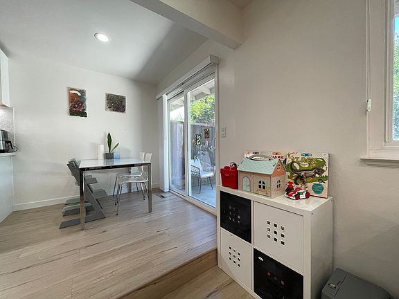 4th image of 3373 Payne Ave #2