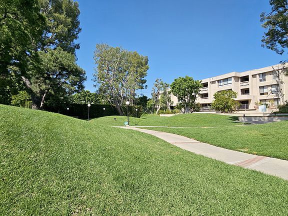 5th image of 15215 Magnolia Blvd Unit 225