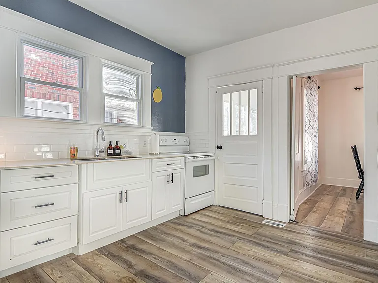 306 W Lexington Ave — Photo 5