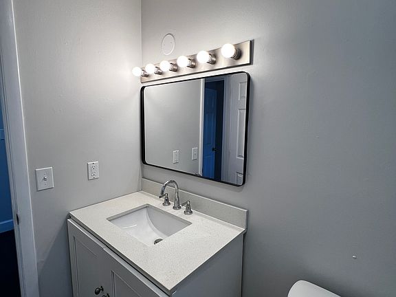 5th image of 467 W Connecticut Ave #1