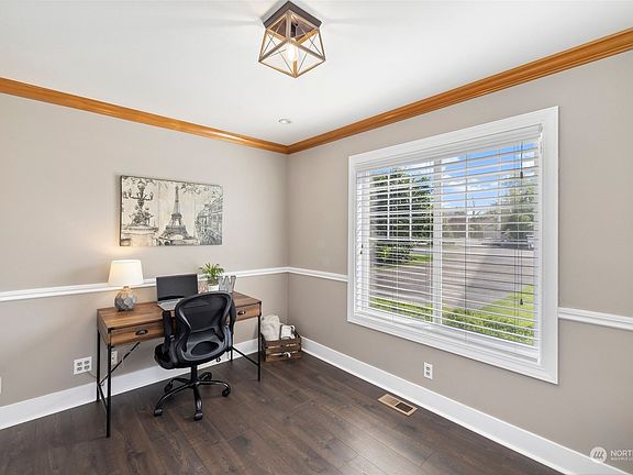 4th image of 17001 94th Avenue E