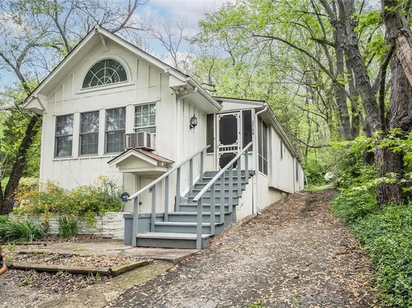 2106 Hillside Dr, Oak Grove, MO 64075