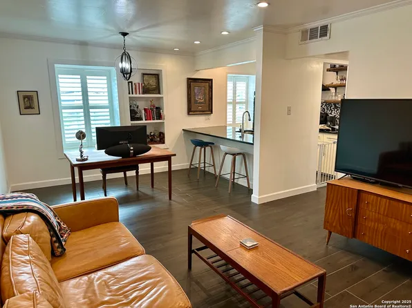 168 Barilla Pl #B-204, Alamo Heights, TX 78209