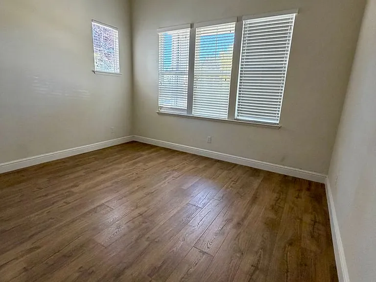 3035 Hastings Way — Photo 5