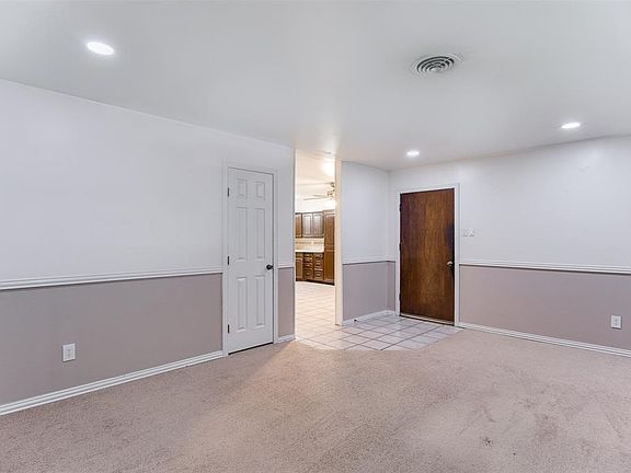 5th image of 807 Elaine Dr