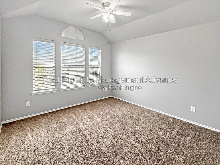 512 Winchester Dr — Photo 17