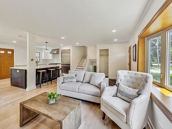 5th image of 516 W Clarendon St