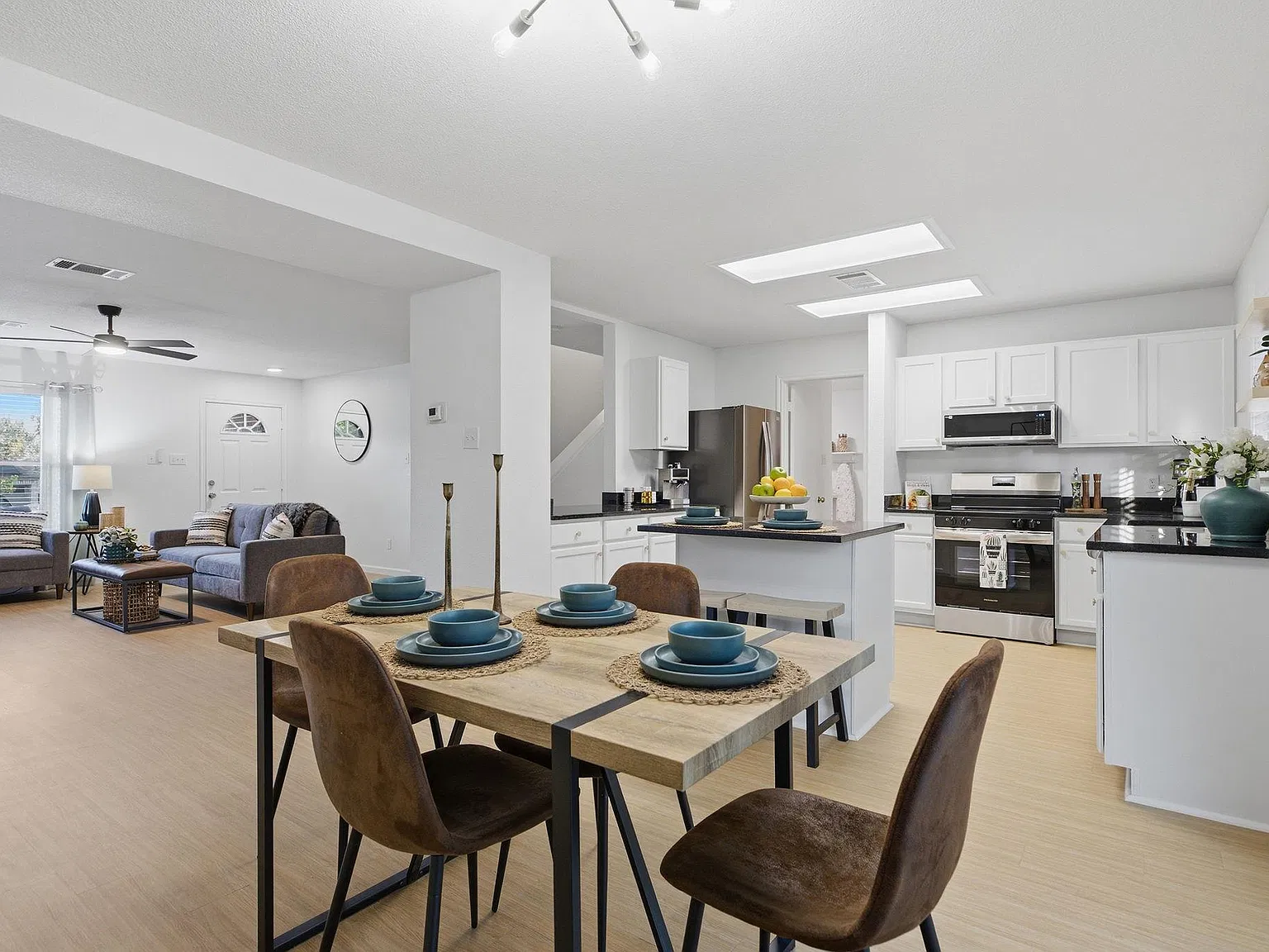 3 bed, 2.5 bath, 2110 sqft, $2,300 — Photo 4