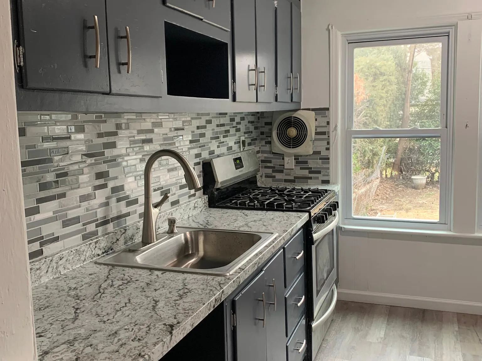 3 bed, 1.5 bath, $4,700 — Photo 2