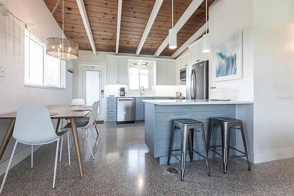2 bed, 1.5 bath, 840 sqft, $6,300 — Photo 4