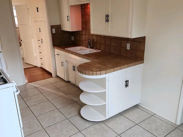 Large kitchen with dining area, 16 inch floor tiles