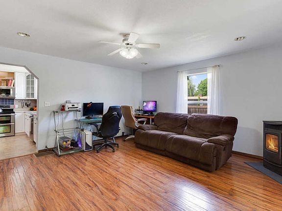 4th image of 1323 Larch St