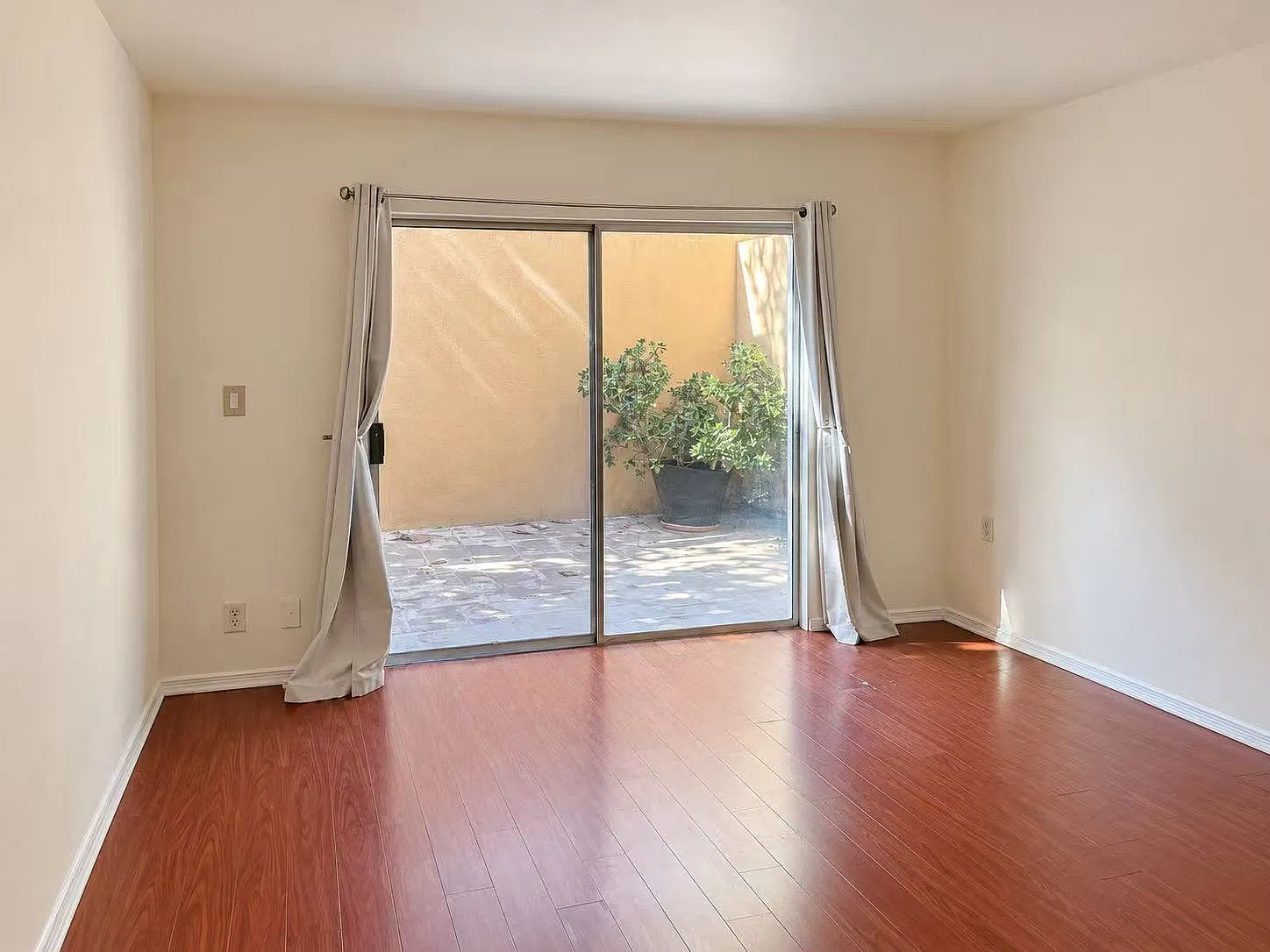 3 bed, 3.5 bath, 1969 sqft, $3,800 — Photo 2