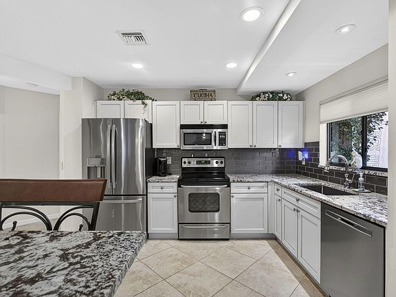 5th image of 23 Lexington Lane W #B
