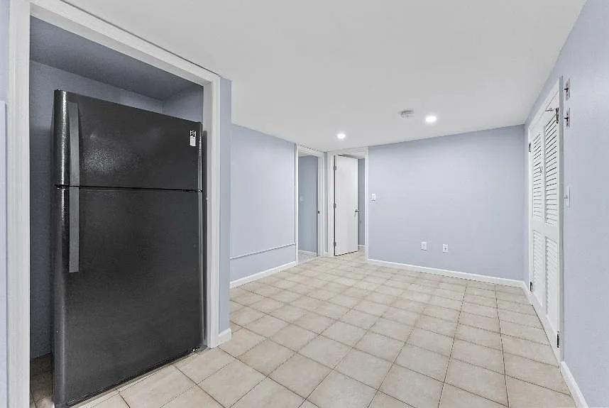 Two bedroom Ground level NO Fee — Photo 3