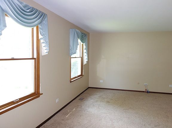 3rd image of 27W706 Parkview Ave