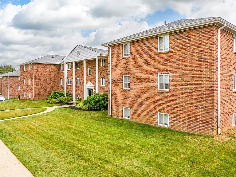 Pine Manor Apartments — Photo 19