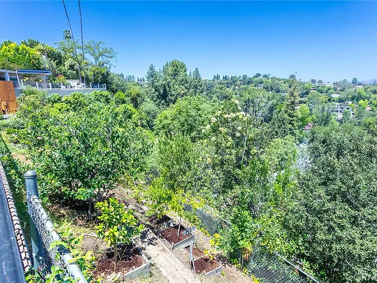 16973 Strawberry Dr — Photo 35
